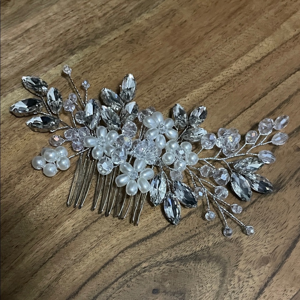 Elegant Silver and White Hair Comb